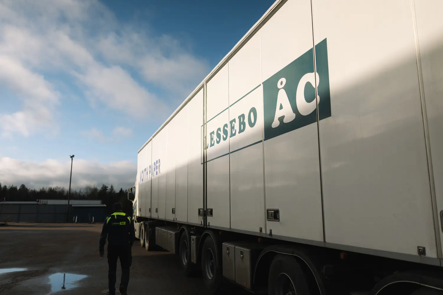 Lastbil med Lessebo ÅC logotyp.