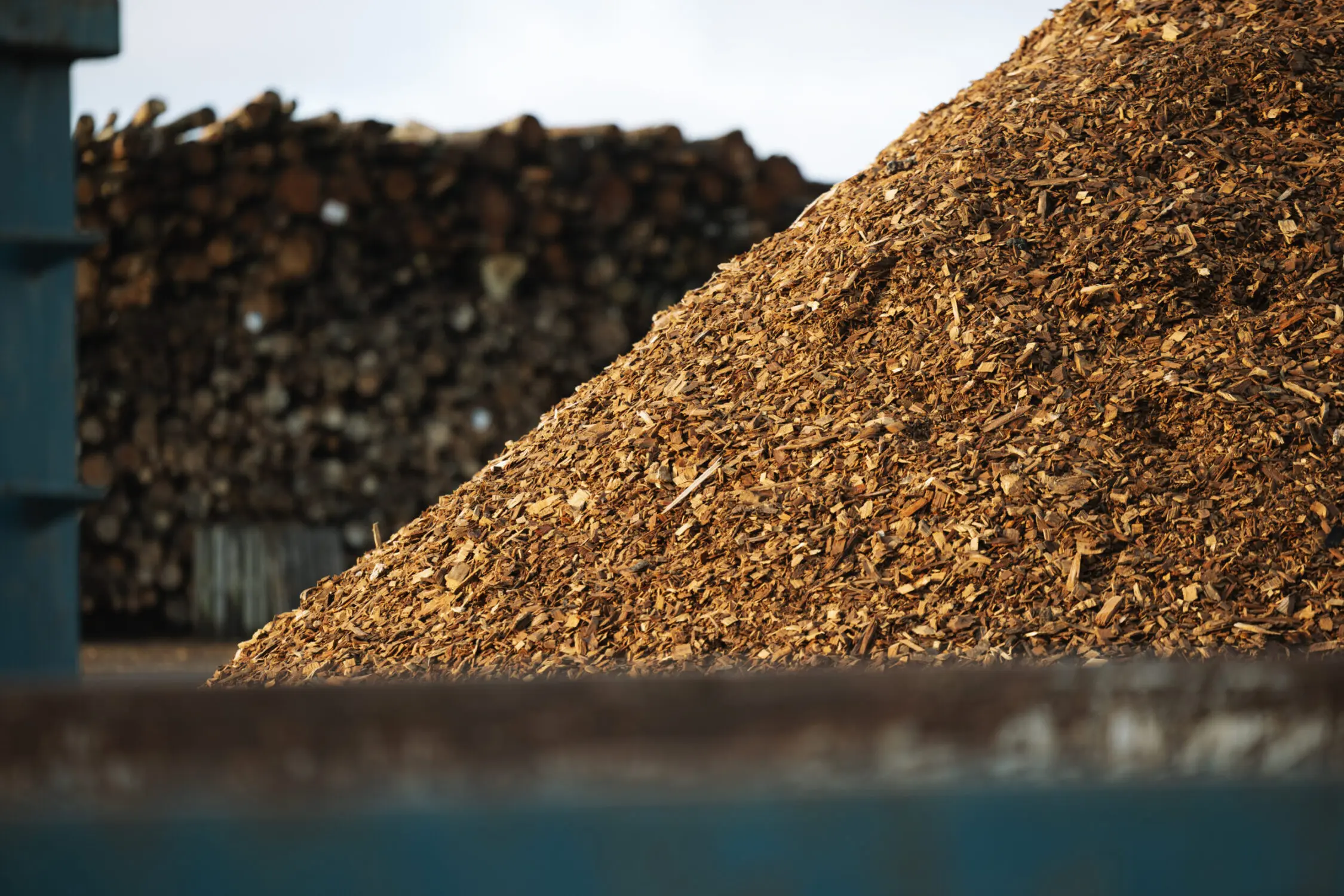 Några ur personalen på Lessebo ÅC framför en maskin.