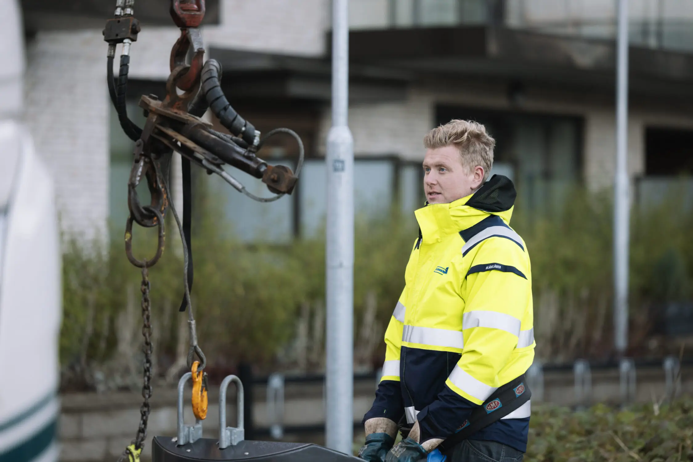 Container med avfall som lyfts upp med kranbil.