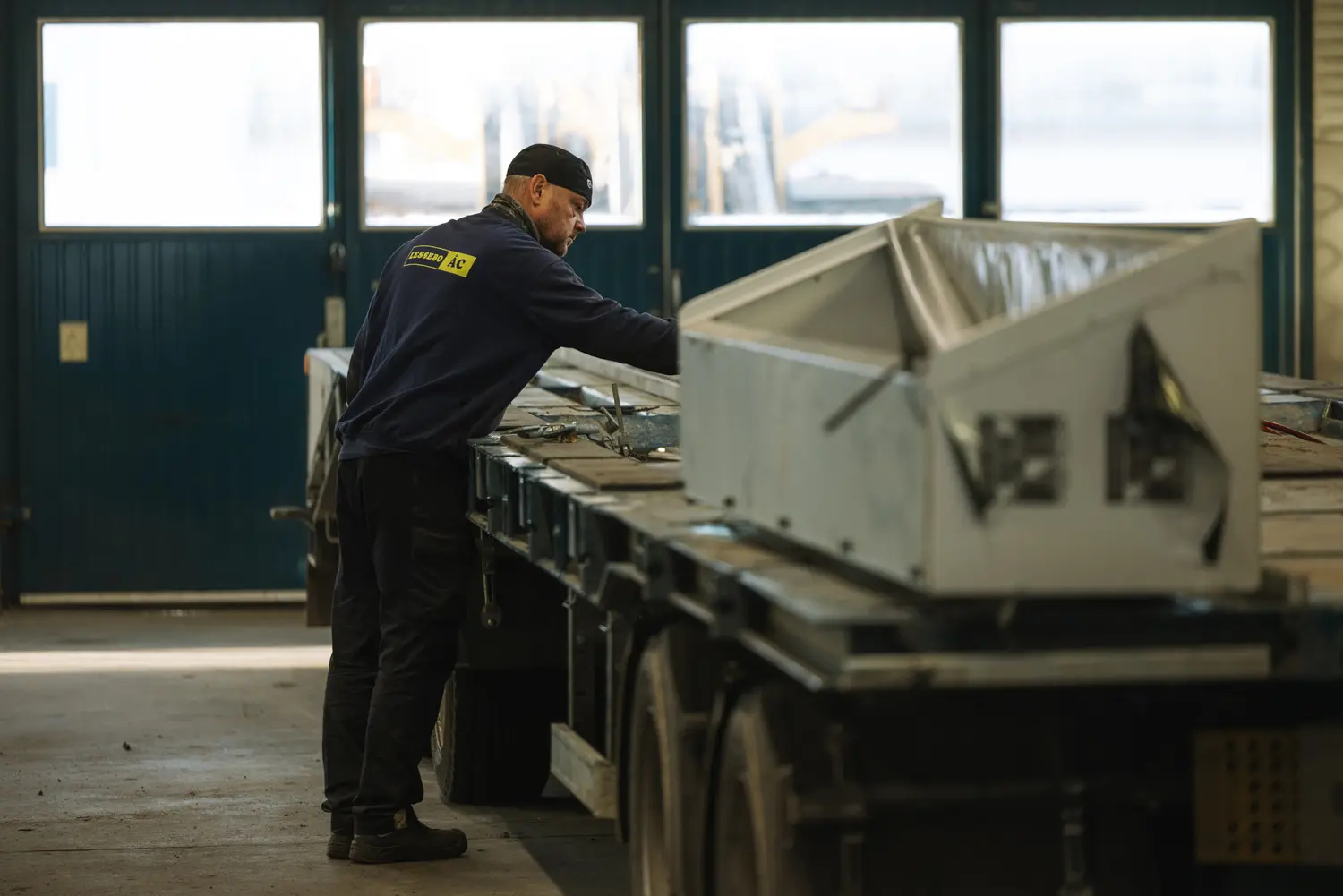 Några ur personalen på Lessebo ÅC framför en maskin.
