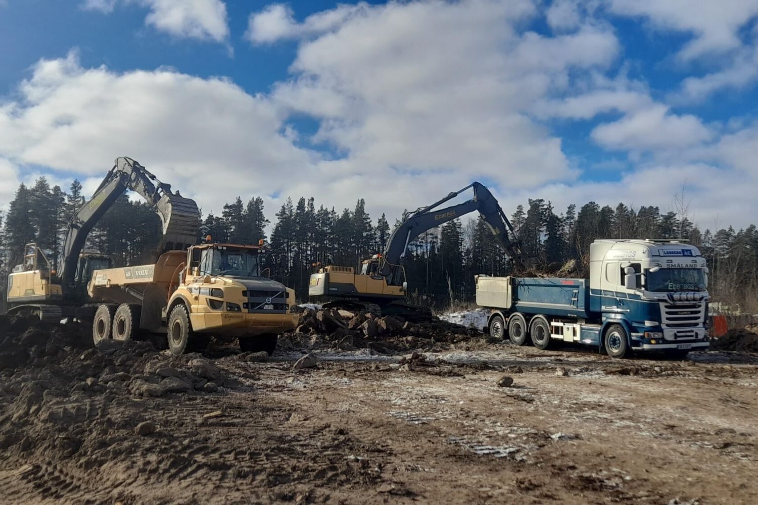 Utsikt över pågående anläggningsarbete från bilfönster.