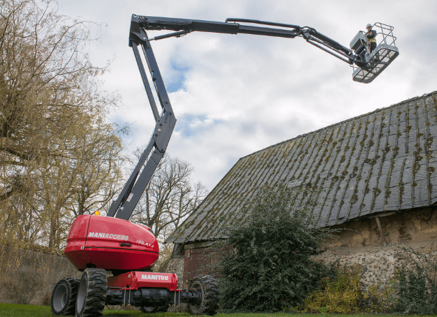 Container med avfall som lyfts upp med kranbil.