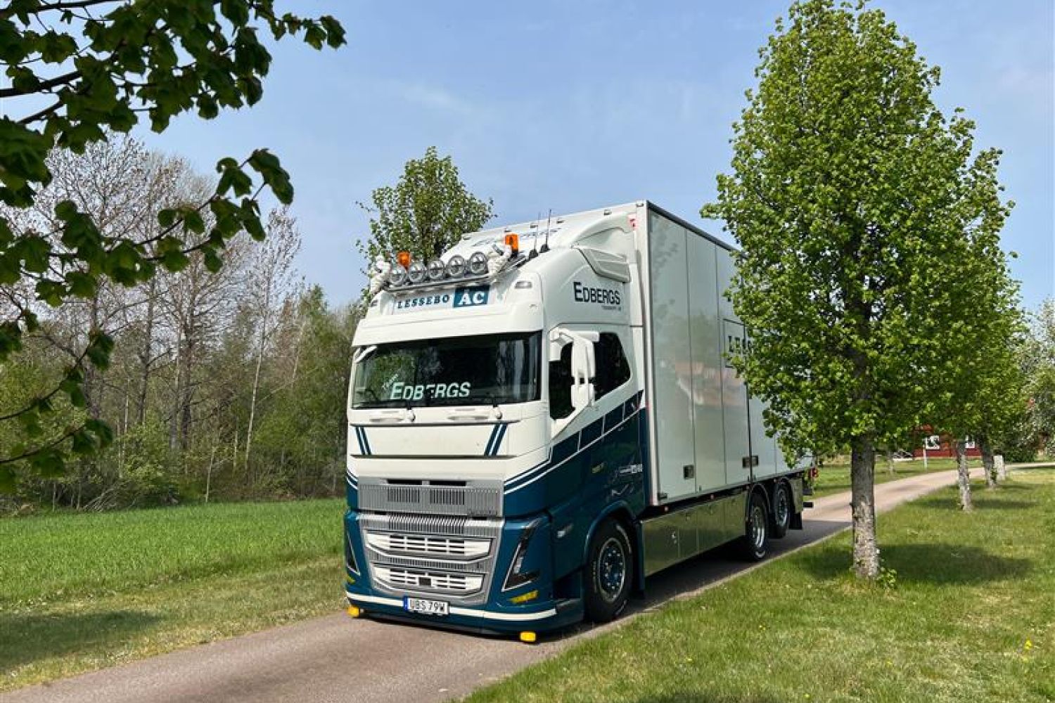 Lastbil som lastas med gods.